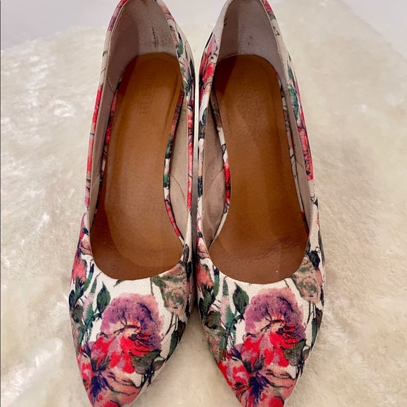 SEYCHELLES floral fabric 3 1/2” heels with rubber soles. - Picture 2 of 4